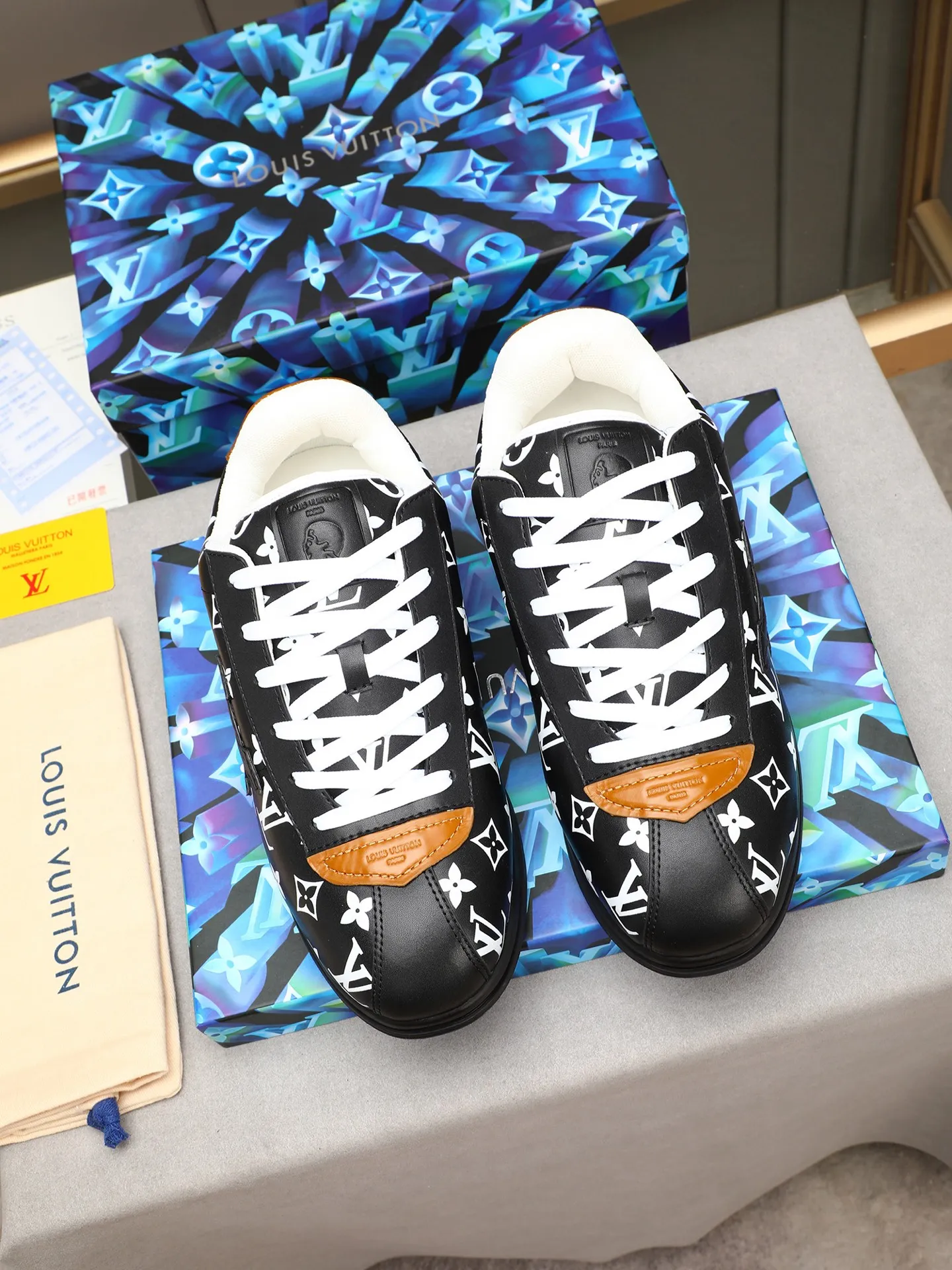 Men's Men's Shoes 💰500 LV Louis Vuitton L Jialu Brand Runner Tatic Series Thick-soled Casual Sports Shoes Running Shoes Original purchase, development, production This LV Runner Tatic sports shoe combines technical materials such as mesh fabric and ribbons to interpret the inspiration of traditional mountaineering shoes. LV letters are written on one side, the lariat buckle of the quick lacing system is embellished with Monogram flowers and Louis Vuitton logos, and the light and wear-resistant rubber outsole completes the whole. ▪️Fabric: Original imported cowhide + mesh ▪️Inner lining: Original customized breathable mesh ▪️Sole: Original open-molded anti-slip rubber combination material ▪️Size: Men's 40-44 (45 46 customized)